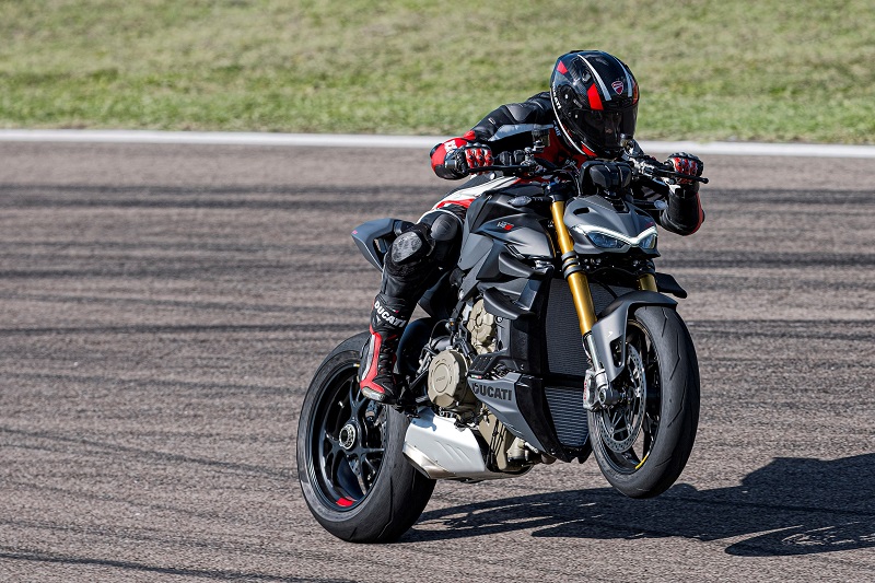 MY23 Ducati Streetfighter V4S 201 UC445889 High