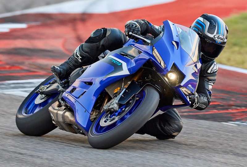 2025 Yamaha YZF900R9 EU Icon Blue Action 003 03