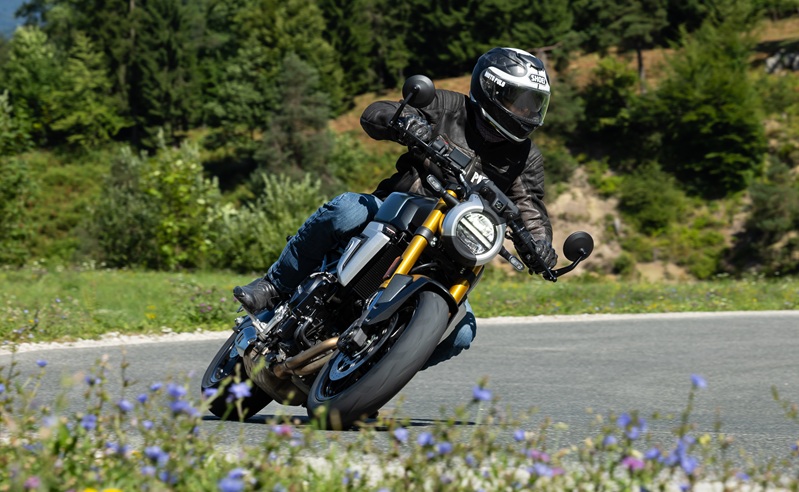 SUZUKI GSX 8T 8TT Launch 2366