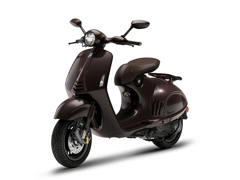 Vespa 946 Horse 3 4 ant sx 1